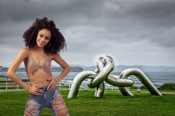 Картинка девушки -+брюнетки +шатенки брюнетка локоны кудряшки поза