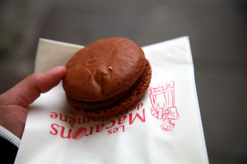 Картинка еда макаруны шоколадный макарун десерт