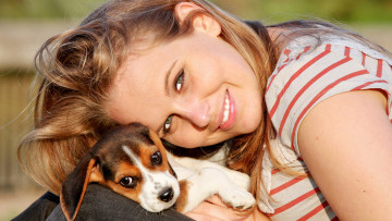 Картинка девушки -+блондинки +светловолосые щенок собака хаски блондинка улыбка