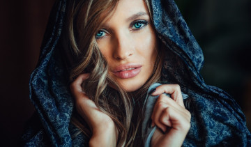 Картинка девушки -+лица +портреты платок шатенка голубые глаза