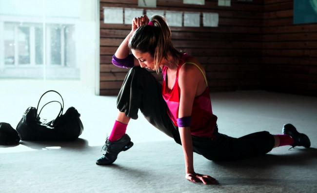 Обои картинки фото девушки, - брюнетки,  шатенки, майка, штаны, ботинки, сумка