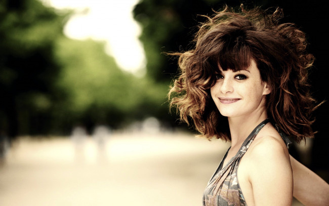 Обои картинки фото девушки, - лица,  портреты, брюнетка, улыбка