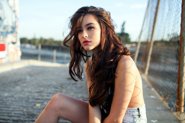 Обои картинки фото девушки, - брюнетки,  шатенки, брюнетка, задумчивый, взгляд