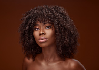 Картинка девушки -+лица +портреты мулатка чернокожая темнокожая девушка модель брюнетка причёска волосы лицо портрет