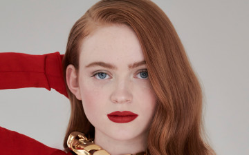 Картинка девушки sadie+sink рыжая лицо