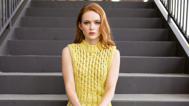 Обои картинки фото девушки, sadie sink, рыжая, свитер, лестница