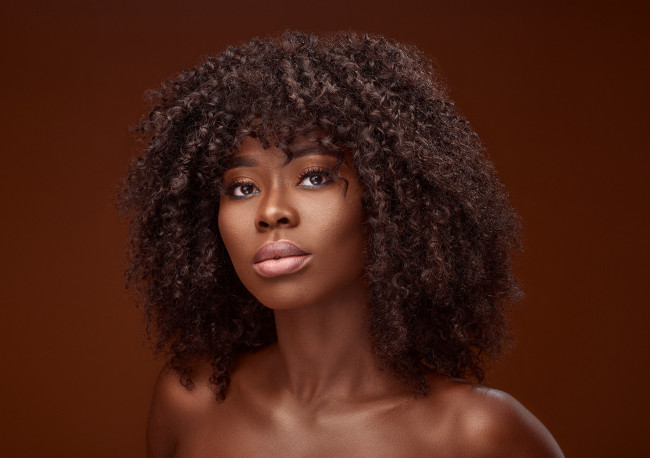 Обои картинки фото девушки, - лица,  портреты, мулатка, чернокожая, темнокожая, девушка, модель, брюнетка, причёска, волосы, лицо, портрет