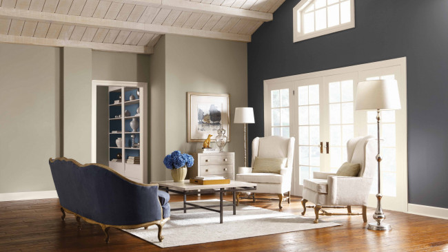 Обои картинки фото интерьер, гостиная, кресла, торшеры, букет