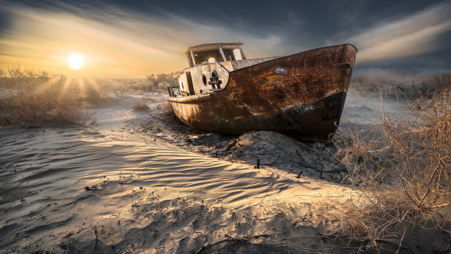 Обои картинки фото корабли, баржи, закат, песок, ржавая, баржа