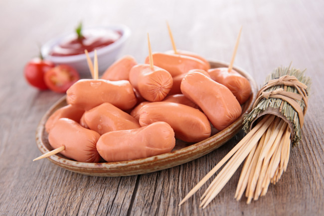 Обои картинки фото еда, колбасные изделия, соус, сардельки