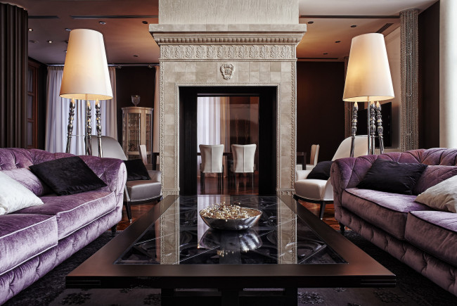 Обои картинки фото интерьер, гостиная, торшеры, диваны, подушки