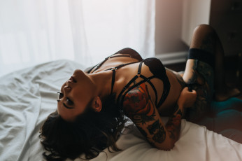 Картинка девушка+-+girl девушки -+азиатки девушка женщина брюнетка темноволосая сексуальная модель звезда позирует разная обувь верхняя стильная одежда нижнее эротическое бельё трусы лифчик колготки чулки аксессуары макияж и множество элементов на фотографии