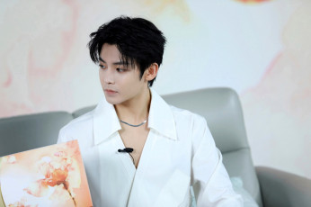 Картинка мужчины hou+ming+hao актер рубашка пакет диван