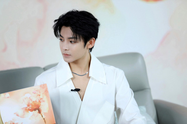 Обои картинки фото мужчины, hou ming hao, актер, рубашка, пакет, диван