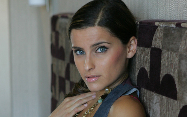 Обои картинки фото музыка, nelly, furtado, взгляд