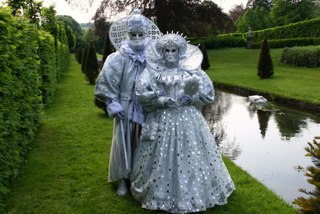 Обои картинки фото разное, маски, карнавальные, костюмы, карнавал, парк, пруд, пара