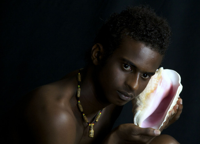 Обои картинки фото мужчины, unsort, негр, черный, кулон, ракушка