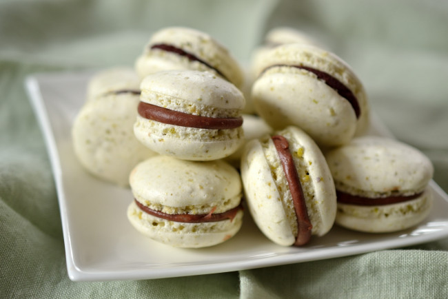 Обои картинки фото еда, - макаруны, тарелка, фон, шоколадная, начинка, макаруны