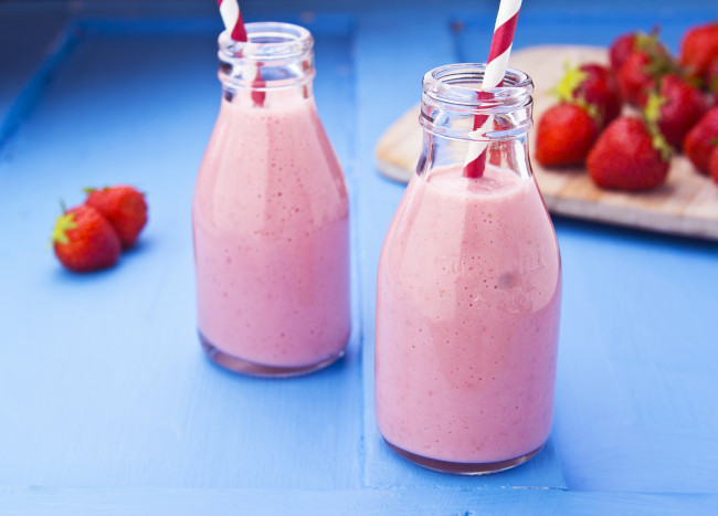 Обои картинки фото еда, напитки,  коктейль, трубочки, коктейли, бутылки, фон