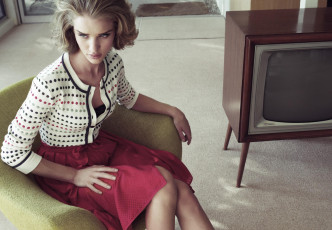 Картинка девушки rosie+huntington-whiteley рози хантингтон-уайтли модель кофта юбка кресло телевизор ретро