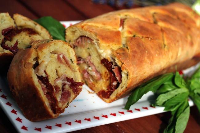 Обои картинки фото еда, пироги, базилик, пирог, мясной