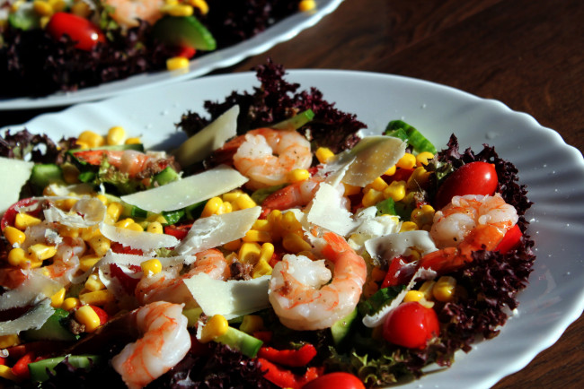 Обои картинки фото еда, салаты,  закуски, креветки, сыр, салат, листья