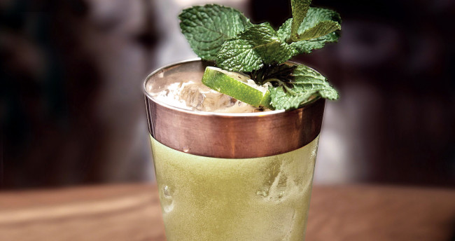 Обои картинки фото еда, напитки,  коктейль, мята, лед, бокал, коктейль