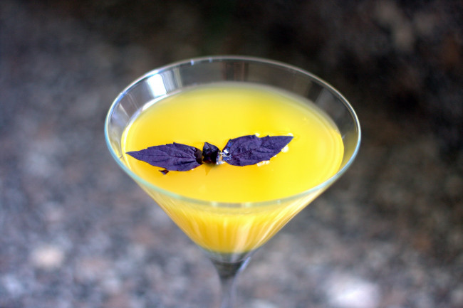 Обои картинки фото еда, напитки,  сок, базилик, сок, апельсиновый