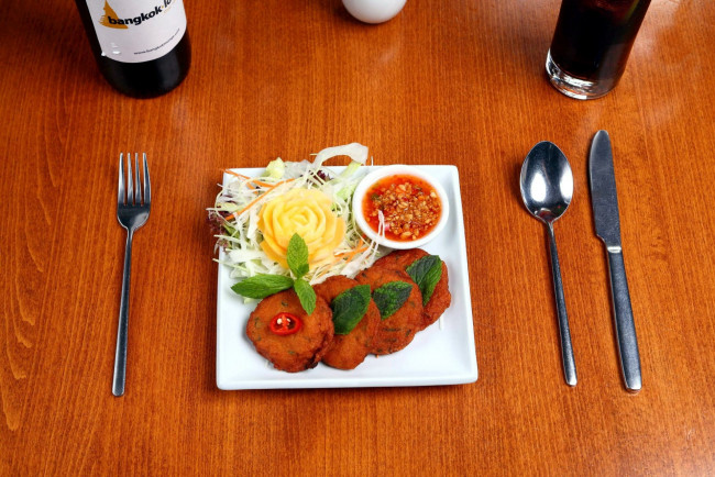 Обои картинки фото еда, блины,  оладьи, мята, оладьи, кухня, индийская