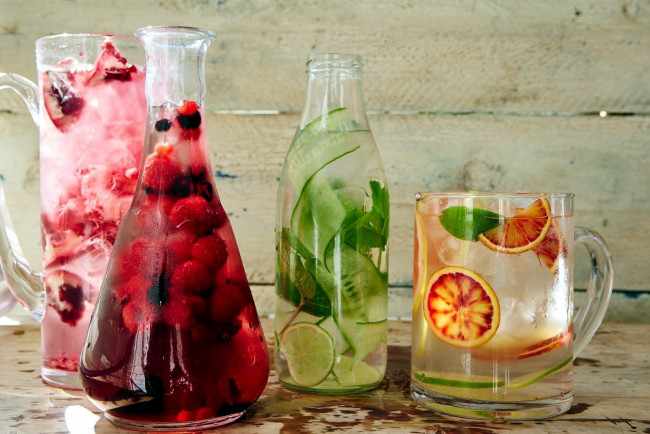 Обои картинки фото еда, напитки,  коктейль, лайм, коктейль, огурец, малина