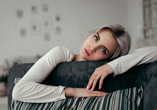 Обои картинки фото девушка, девушки, -unsort , блондинки,  светловолосые, модель, женщины, портрет, голубые глаза, крашенные волосы, белые волосы, женщины в помещении, sasha rusko, регина сергеева, смотрит на зрителя, макияж