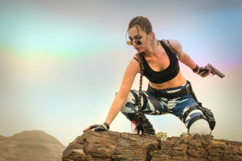 Картинка девушки -+девушки+с+оружием девушка фон униформа пистолет