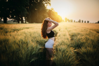 Картинка девушки -+брюнетки +шатенки шатенка топ шорты поле