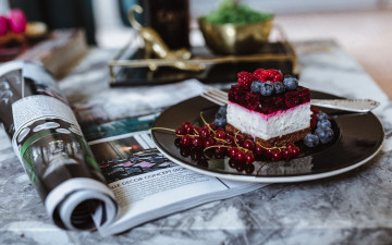 Картинка еда пирожные +кексы +печенье пирожное ягоды смородина черника