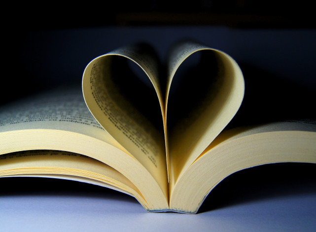Обои картинки фото разное, канцелярия,  книги, книга, страницы, сердечко