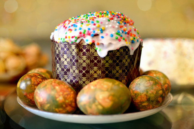 Обои картинки фото праздничные, пасха, тарелка, кулич, яйца
