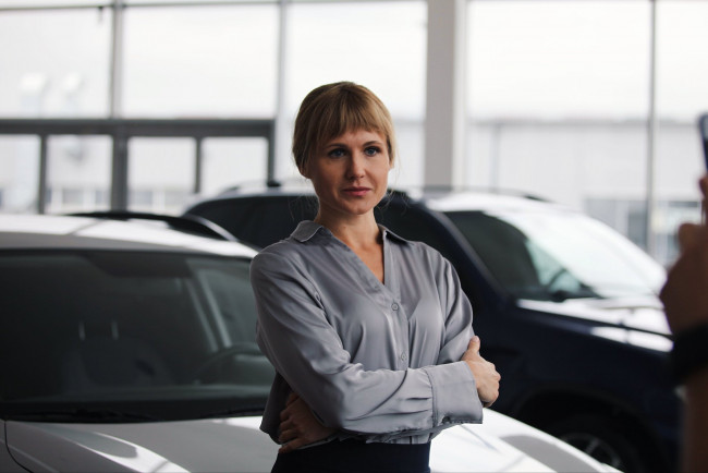 Обои картинки фото сёcтры , сериал 2021 – , кино фильмы, сёстры , сериал, кадры, из, фильма, сeстры, комедия, мелодрама, лина, миримская, oльга, учительница