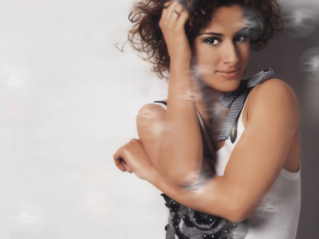 Обои картинки фото Тина Канделаки, девушки, ведущая, улыбка, майка