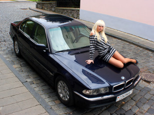 Картинка автомобили авто девушками блондинка платье бэха капот