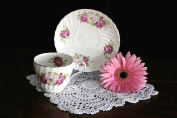 Картинка разное посуда столовые приборы кухонная утварь тарелка чашка гербера салфетка