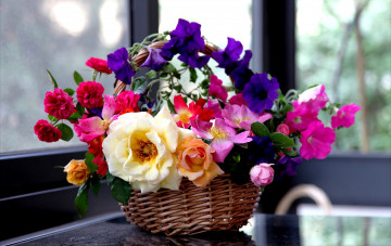 Картинка цветы букеты композиции петуния роза корзина