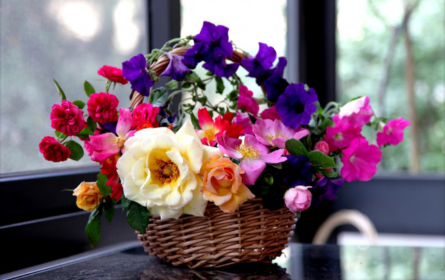 Обои картинки фото цветы, букеты, композиции, петуния, роза, корзина