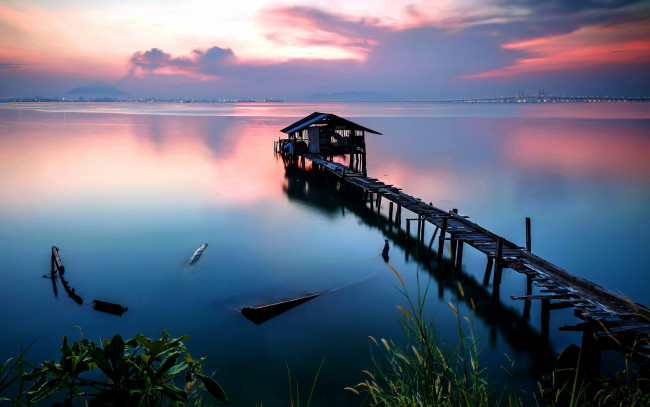 Обои картинки фото природа, побережье, река, огни, мостик, будка