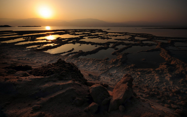 Обои картинки фото природа, восходы, закаты, дымка, солнце, берег, озеро