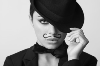 Картинка девушки -unsort+ Черно-белые+обои усики шляпа