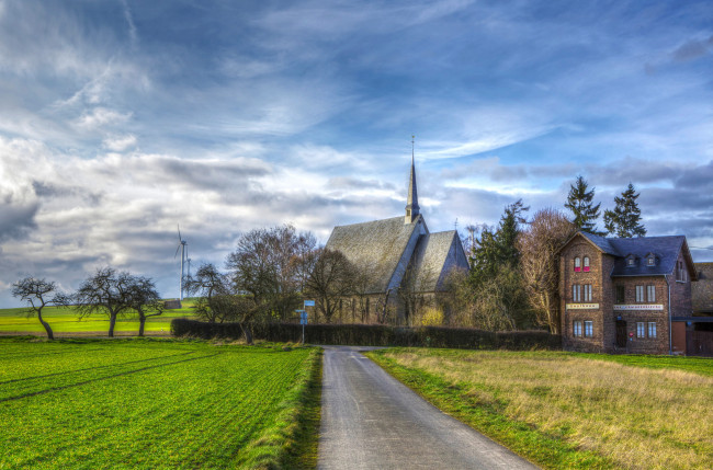 Обои картинки фото германия  рёс, города, - католические соборы,  костелы,  аббатства, дома, рёс, германия, дорога, поля