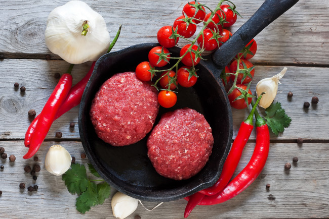 Обои картинки фото еда, разное, фарш, чеснок, помидоры, чили