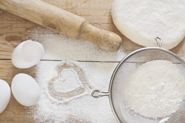 Обои картинки фото еда, разное, мука, яйца, тесто
