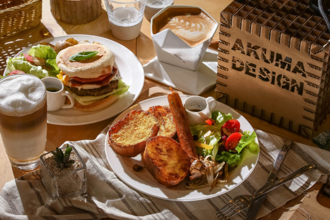 Обои картинки фото еда, разное, салат, гренки, сосиска, кофе, гамбургер