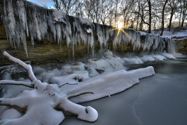 Обои картинки фото природа, зима, снег, сосульки, уступ, лёд